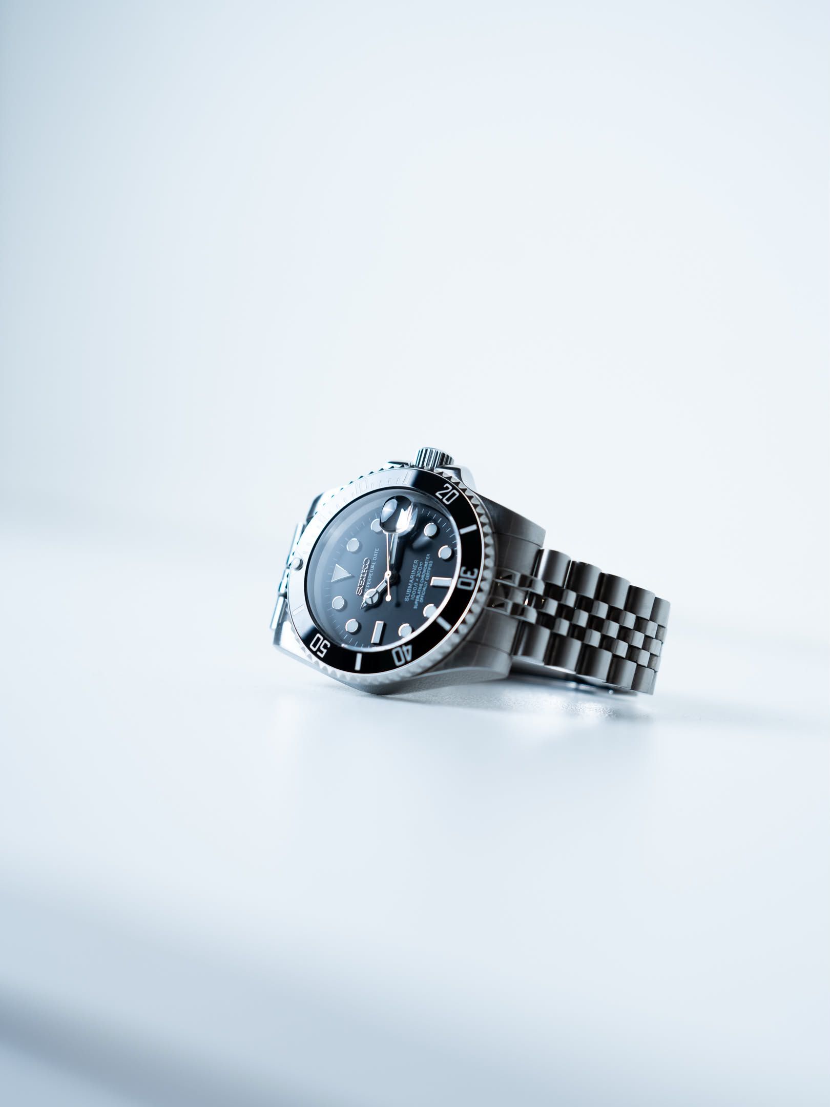 Ebony on its side, the jubilee bracelet catching the light.