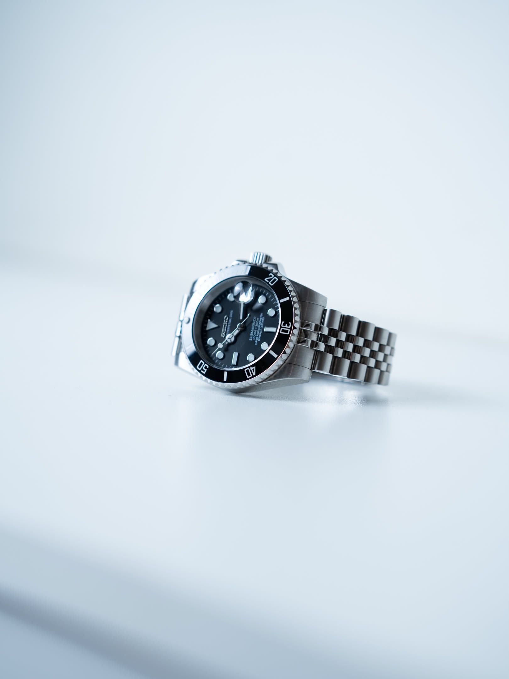 Ebony from a low angle, the black bezel and polished centre links.